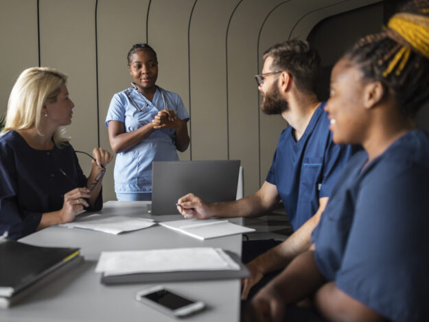 side-view-healthcare-professionals-meeting side-view-healthcare-professionals-meeting